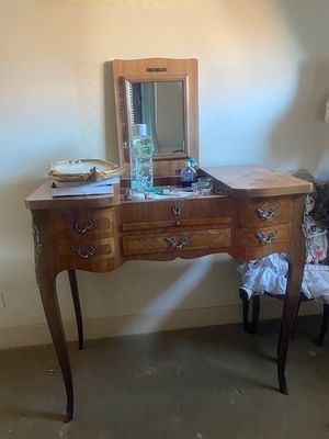 un bureau avec un miroir et une chaise dans une pièce