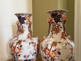 deux vases posés sur une table