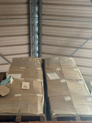Les cartons sont empilés sur des palettes dans un entrepôt