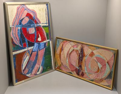 deux tableaux posés sur une étagère dans un coin de la pièce