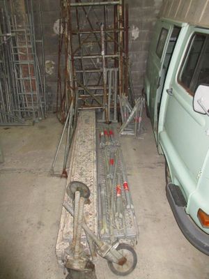 une camionnette garée dans un garage avec une échelle