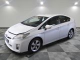 une photo d'une Toyota Prius blanche garée sur un sol à damier