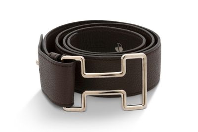 ceinture en cuir marron avec des boucles argentées sur fond blanc