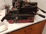 une machine posée sur un comptoir