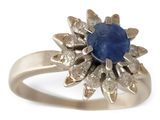 une image d'une bague en saphir bleu et diamant sur fond blanc