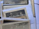 beaucoup de vieilles photos sur la table ensemble