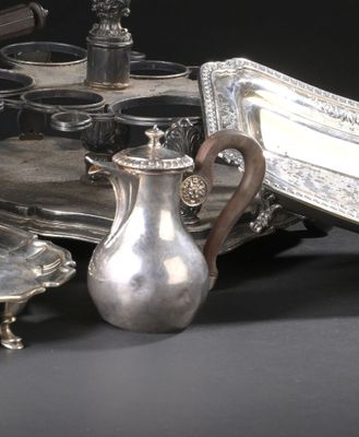 un plateau en argent avec une théière en argent, un plateau en argent avec une théière en argent, un plateau en argent avec une théière en argent et un plateau en argent