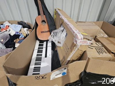 une boîte en carton contenant une guitare et un clavier