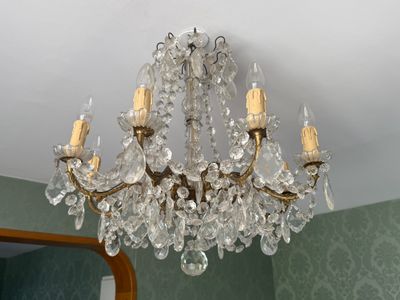 un lustre en cristal suspendu au plafond d'une pièce