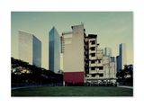 une photo d'un grand immeuble au cœur d'une ville