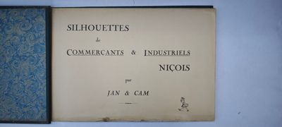 un vieux livre posé sur une table à côté d'un mur