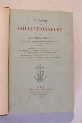le livre est ouvert sur une page blanche avec un fond bleu