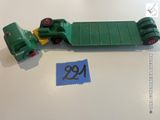 un petit camion vert avec un numéro dessus