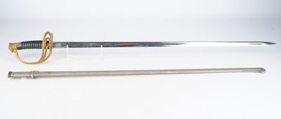 l'image d'une épée à la poignée dorée sur une surface blanche