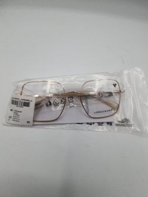 une paire de lunettes posée sur un sac en plastique