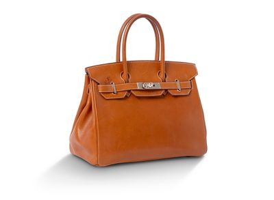 un sac à main en cuir marron sur fond blanc