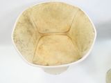un bol blanc avec un couvercle marron et un bol blanc avec un couvercle marron