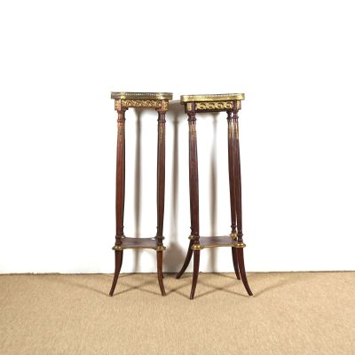 paire de tables d'appoint anciennes en bois et laiton, avec des plateaux en marbre