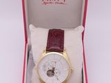 La montre se trouve dans un coffret rose avec un cadran blanc