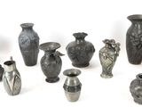 de nombreux vases posés sur une surface blanche