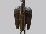 statue d'un oiseau sur un socle, sur fond gris