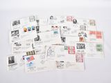 beaucoup de timbres posés sur un plateau de table blanc