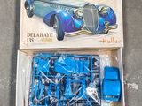 une boîte contenant une maquette de voiture bleue