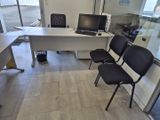 un bureau avec deux chaises et un ordinateur dessus