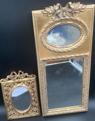 un miroir doré et un cadre doré sur fond noir