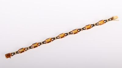 une image d'un bracelet « œil de tigre » sur fond blanc