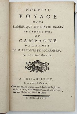 un livre ouvert avec l'image d'un oiseau dessus