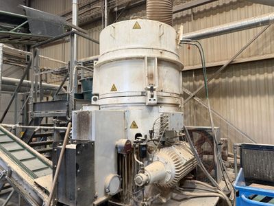 une machine qui se trouve à l'intérieur d'un bâtiment