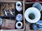 deux boîtes contenant différents types de vases