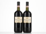 deux bouteilles de vin rouge posées sur une table