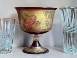 trois vases en verre et un vase posés sur une table