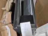 une boîte surmontée d'un radiateur, posée à côté d'une boîte en carton