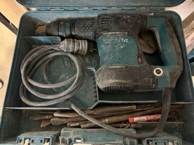 une boîte à outils avec des outils sur une table
