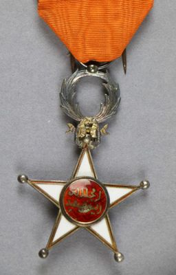 Gros plan sur une médaille portant une étoile