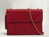 Sac à rabat Chanel en cuir d'agneau matelassé rouge
