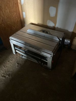 un four grille-pain posé au milieu d'une pièce