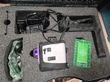 un ordinateur portable et un téléphone portable dans une housse posée par terre