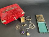 une petite boîte rouge sur laquelle figurent de nombreux objets différents