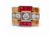 gros plan d'une bague en diamant et rubis sur fond blanc