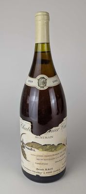 une bouteille de vin posée sur une table