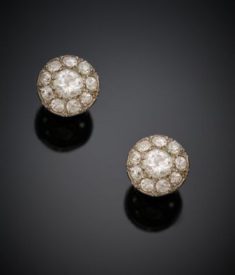 une paire de boucles d'oreilles en diamant et or