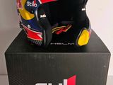 Le casque d'un cavalier de Red Bull est posé sur une boîte.