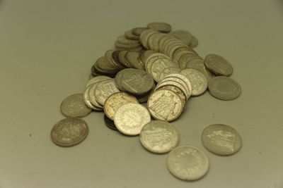 une pile de pièces posées les unes à côté des autres sur une table
