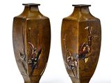 deux vases marron ornés d'oiseaux et de fleurs sur un fond blanc