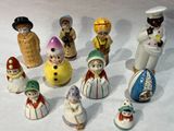de nombreuses figurines de tailles et de couleurs différentes sur la table