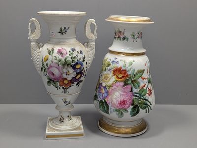 deux vases peints avec des fleurs